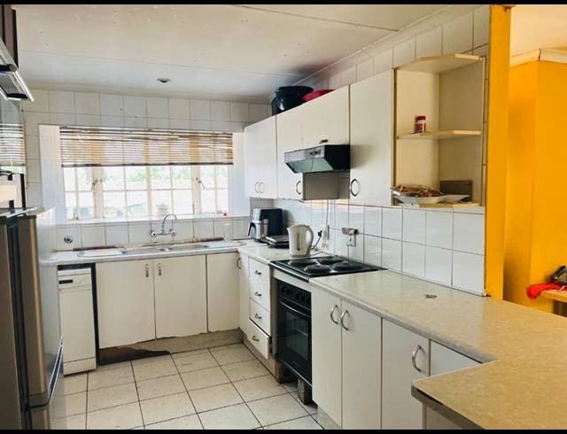 8 BEDROOM HOUSE FOR SALE IN BLOUBOSRAND